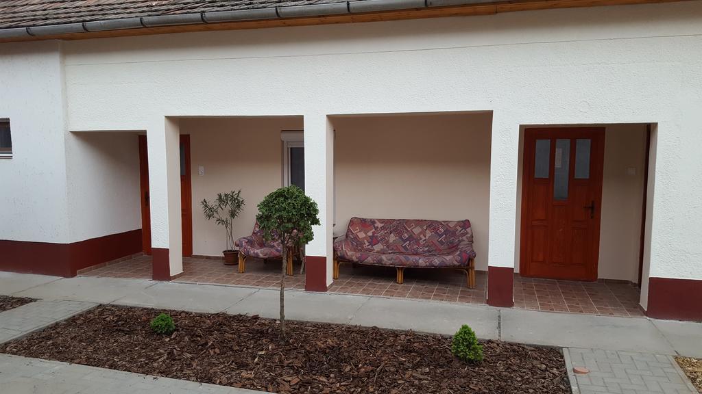M&M Apartman Tiszafured Exterior photo